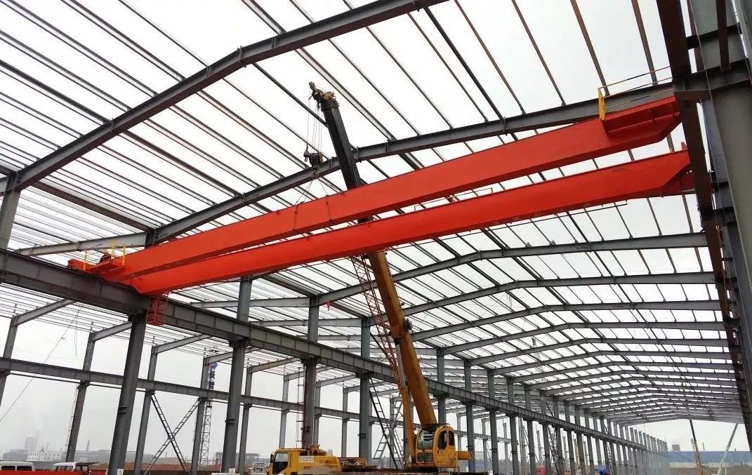 長智公司生產(chǎn)基地首臺橋機開始吊裝.jpg 長智公司生產(chǎn)基地首臺橋機開始吊裝.jpg