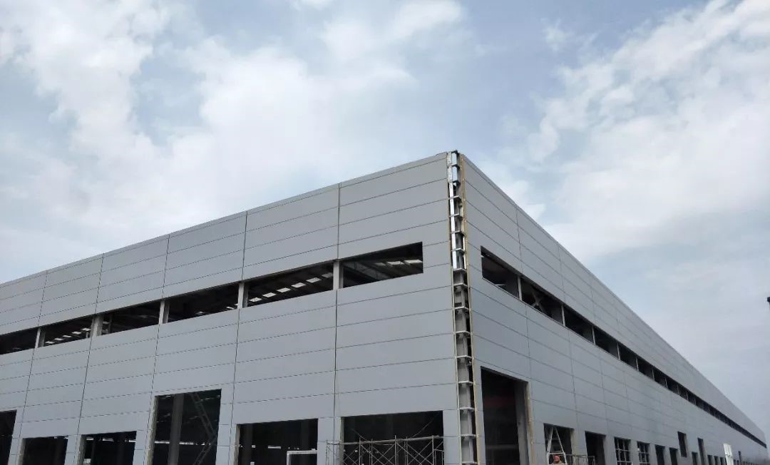 池州項目1#廠房穿“新衣”.jpg 池州項目1#廠房穿“新衣”.jpg